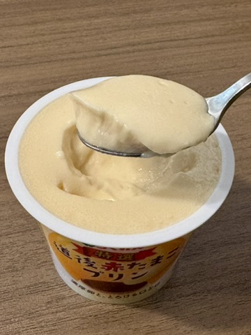 道後赤たまごプリンをスプーンですくったときの写真