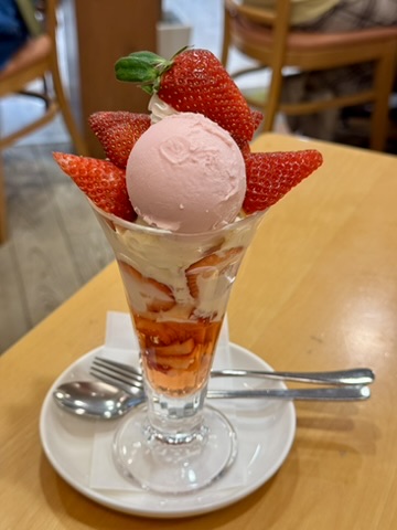 いちごパフェの写真