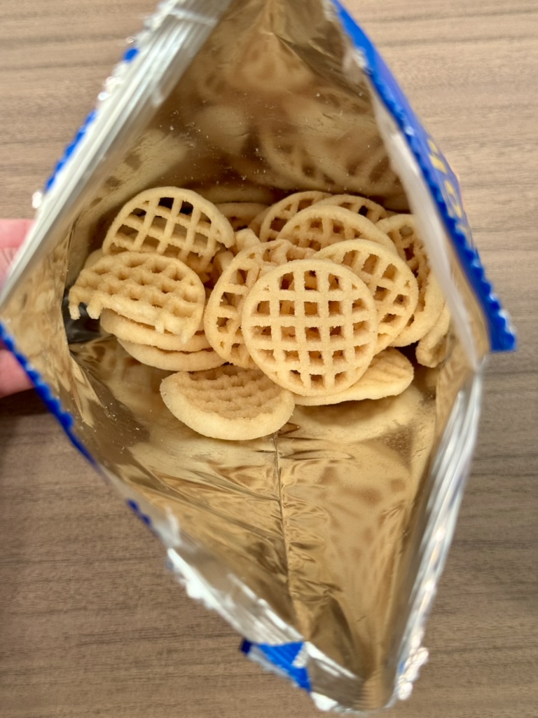 あみじゃが　うましお味　のパッケージを開けたところの写真