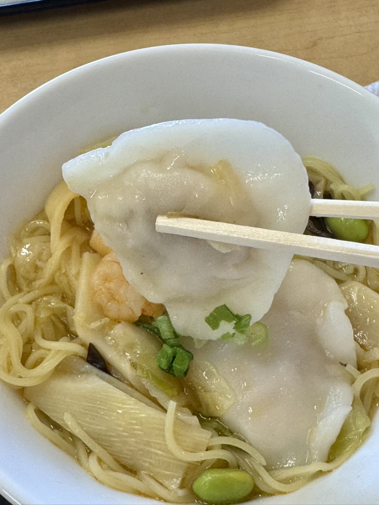 ミスドの「台湾風もちもち水餃子麺」の写真