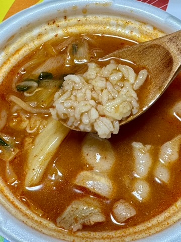セブンイレブン「コクと旨味のキムチチゲスープごはん」の写真
