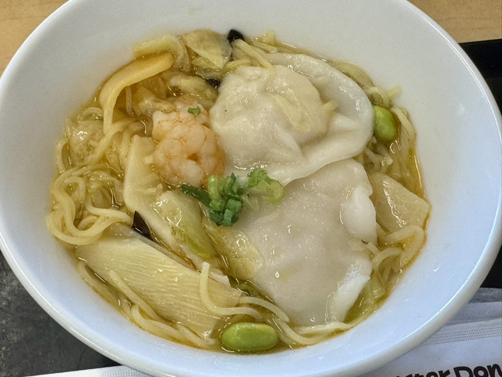 ミスドの「台湾風もちもち水餃子麺」の写真