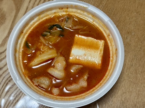 セブンイレブン「コクと旨味のキムチチゲスープごはん」の写真