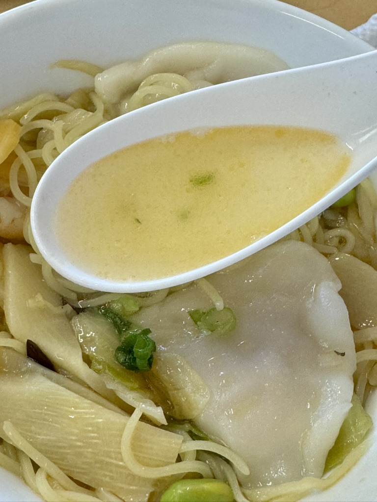 ミスドの「台湾風もちもち水餃子麺」の写真