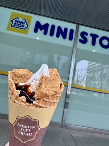 ミニストップの「黒糖きな粉もちソフト」の写真