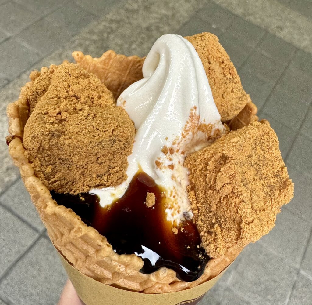 ミニストップの「黒糖きな粉もちソフト」の写真