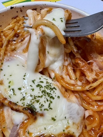 セブンイレブン「たっぷりチーズの焼きナポリタン」の写真