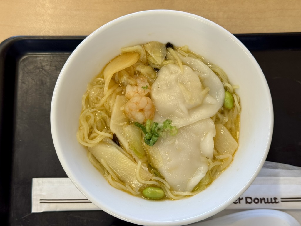 ミスドの「台湾風もちもち水餃子麺」の写真