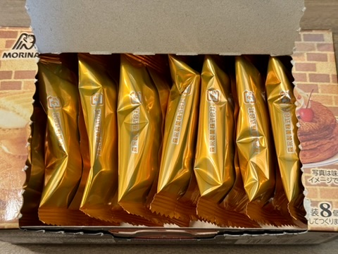 シロノワールサンドクッキーの個包装の写真