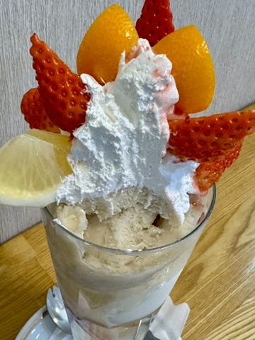 トリプルパフェの1段目のバナナジェラートが出てきたところの写真