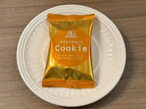 シロノワールサンドクッキーの個包装の写真