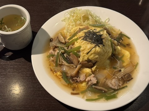 オムライスとセットのスープの写真