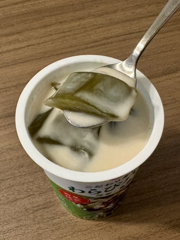 「わらびパフェ 抹茶と黒糖」の写真