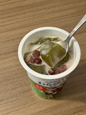 「わらびパフェ 抹茶と黒糖」の写真